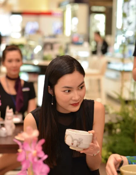 Đang thực hiện một dự án “xanh” nên Helly Tống đặc biệt quan tâm đến phong cách thưởng trà với những công dụng tốt cho sức khỏe và duy trì sắc đẹp một cách tự nhiên