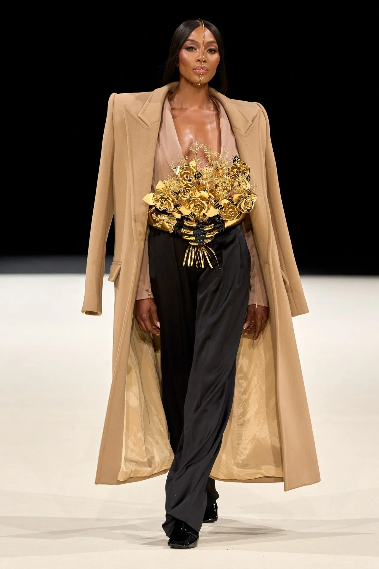 Naomi Campbell trong thiết kế thuộc BST Balmain Thu-Đông 2024 dưới thời Olivier Rousteing.