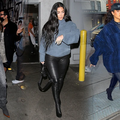kim kardashian và julia fox đụng hàng pantaboots giày liền quần
