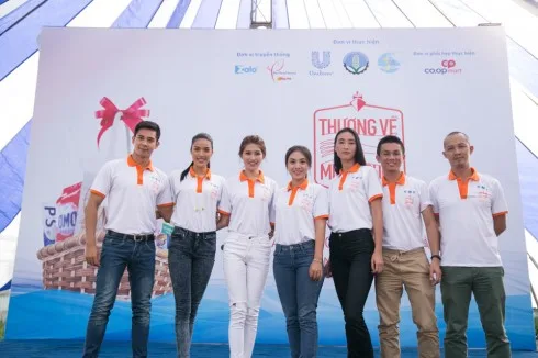 Hơn 24.000 phần quà đã được chuyến xe "Thương về miền Trung" trao đến tay người dân