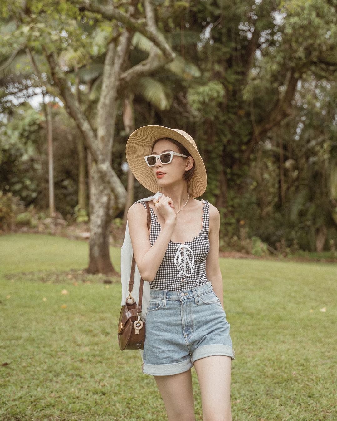 Bodysuit kẻ ô và quần shorts jeans