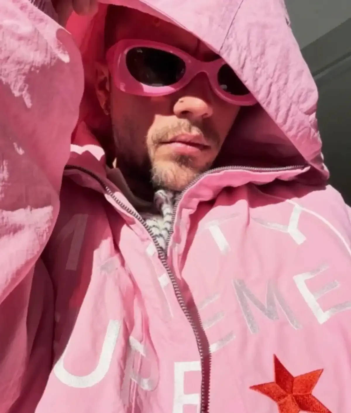 Justim Bieber diện áo khoác gió Marty Supreme