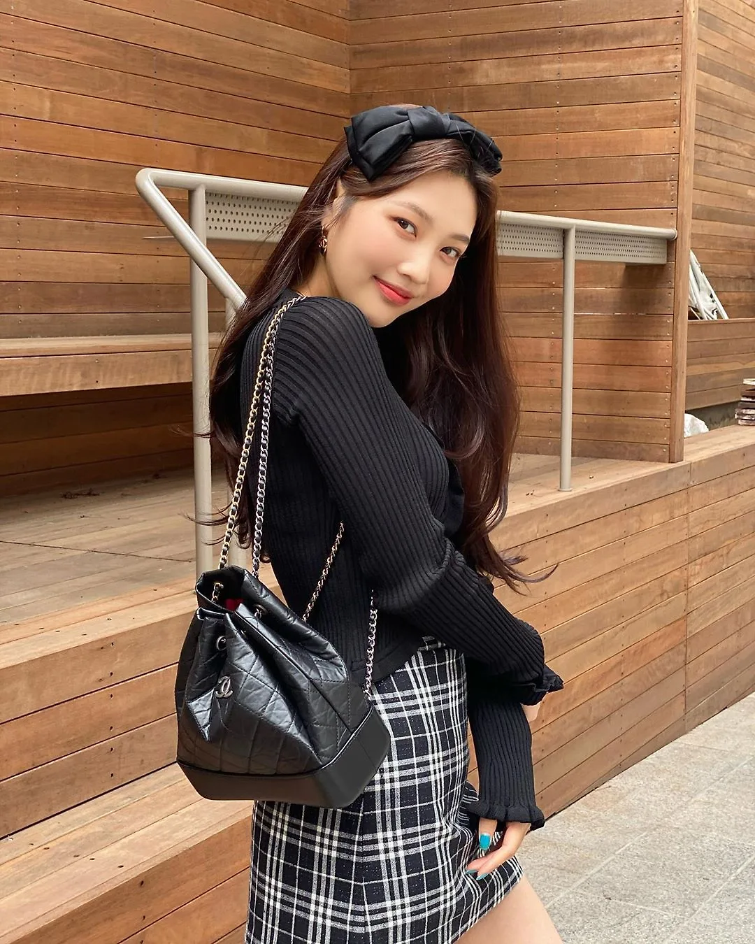 joy red velvet mặc chân váy caro đeo balo da chanel