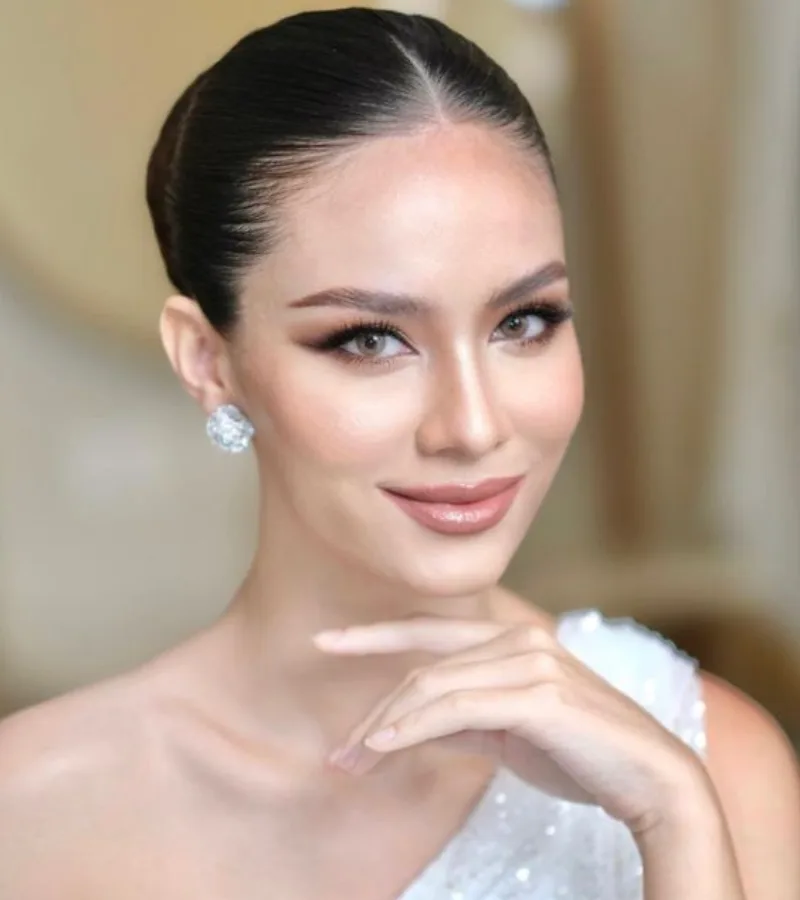 Trang điểm tông nâu Tây giúp cô dâu trở nên sắc nét hơn. Trang điểm tông nâu Tây giúp cô dâu trở nên sắc nét hơn.