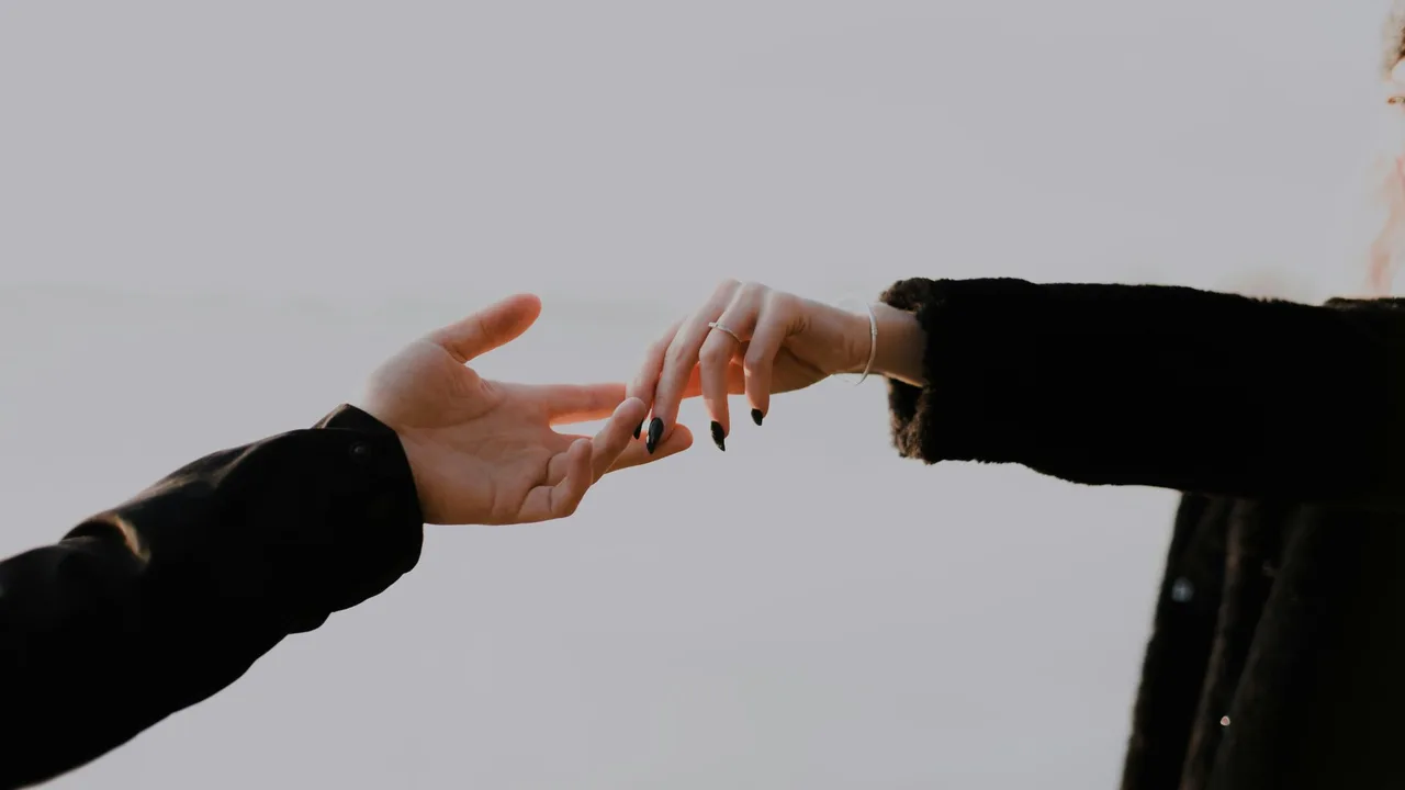Hai người hướng nội nắm tay nhau