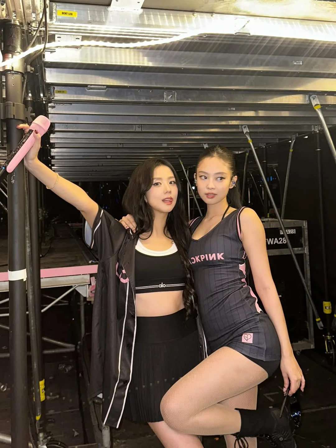 Jisoo và Jennie diện áo merch DEADLINE tại Los Angeles