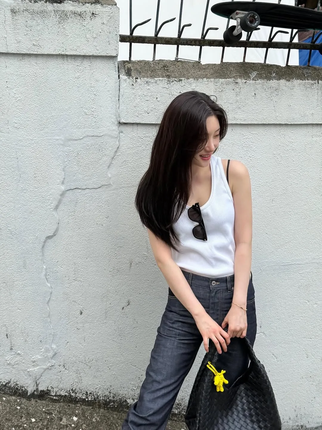 "nữ luật sư" Jung Chae-yeon diện áo ba lỗ