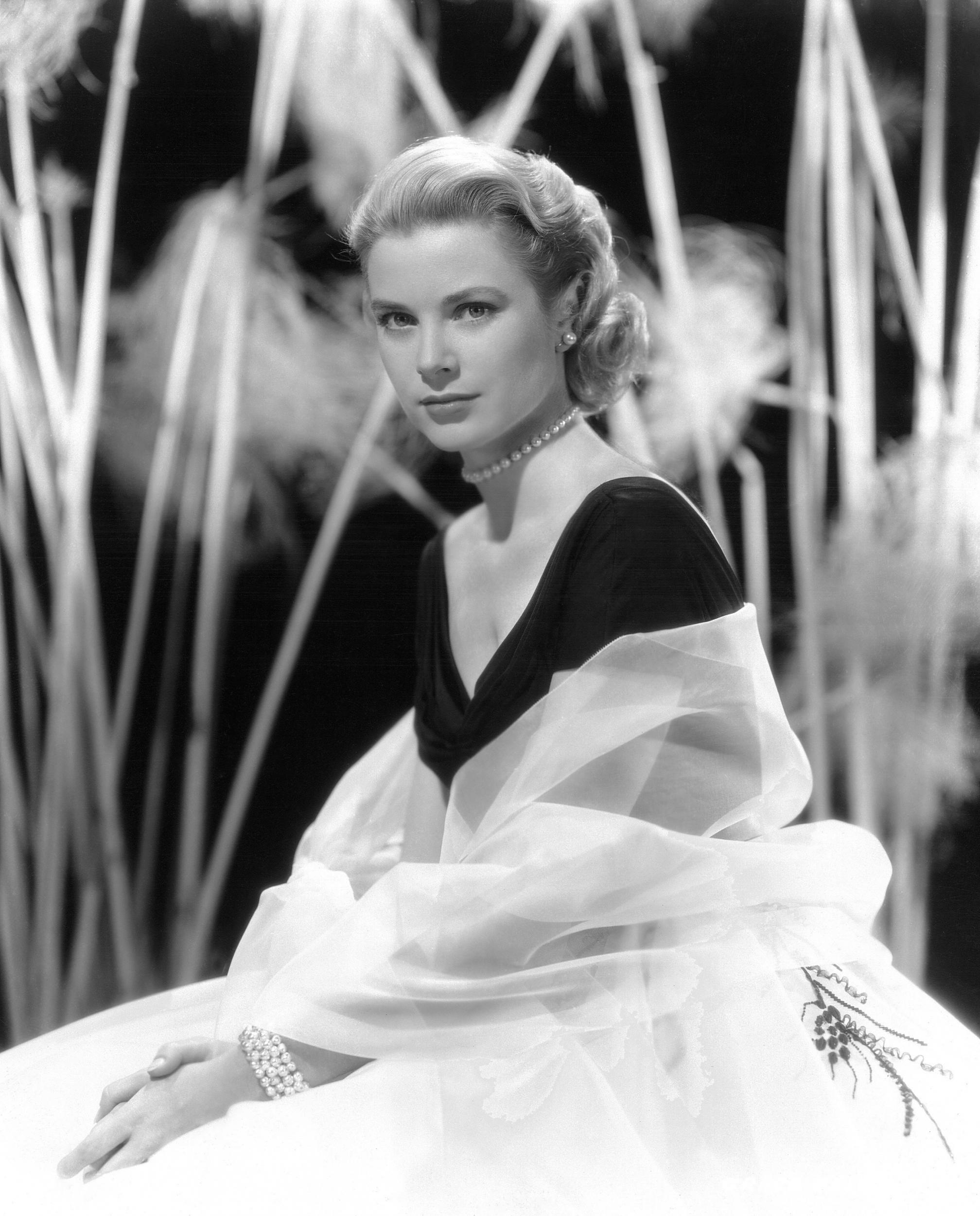 Biểu tượng Grace Kelly mặc trang phục dạ hội cổ điển cùng trang sức ngọc trai