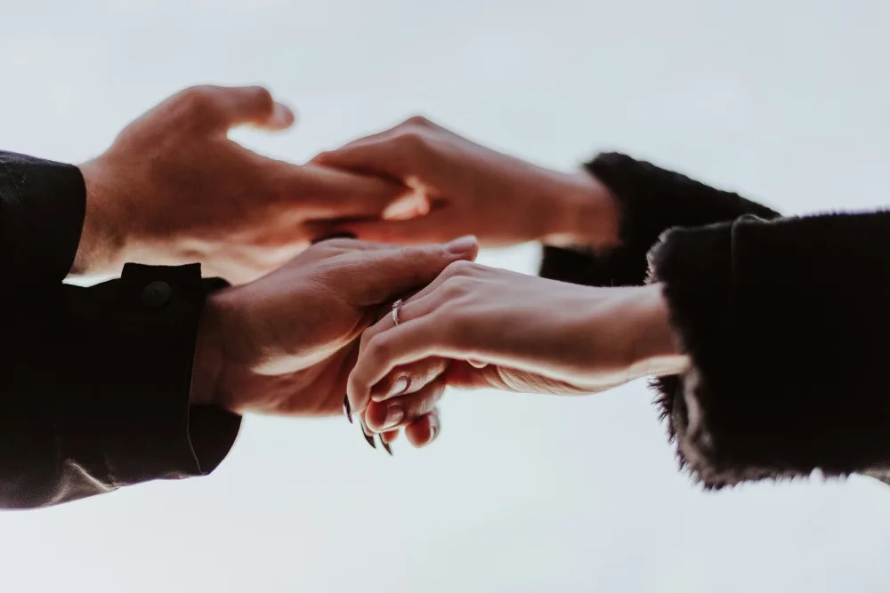 Cặp đôi nắm tay nhau