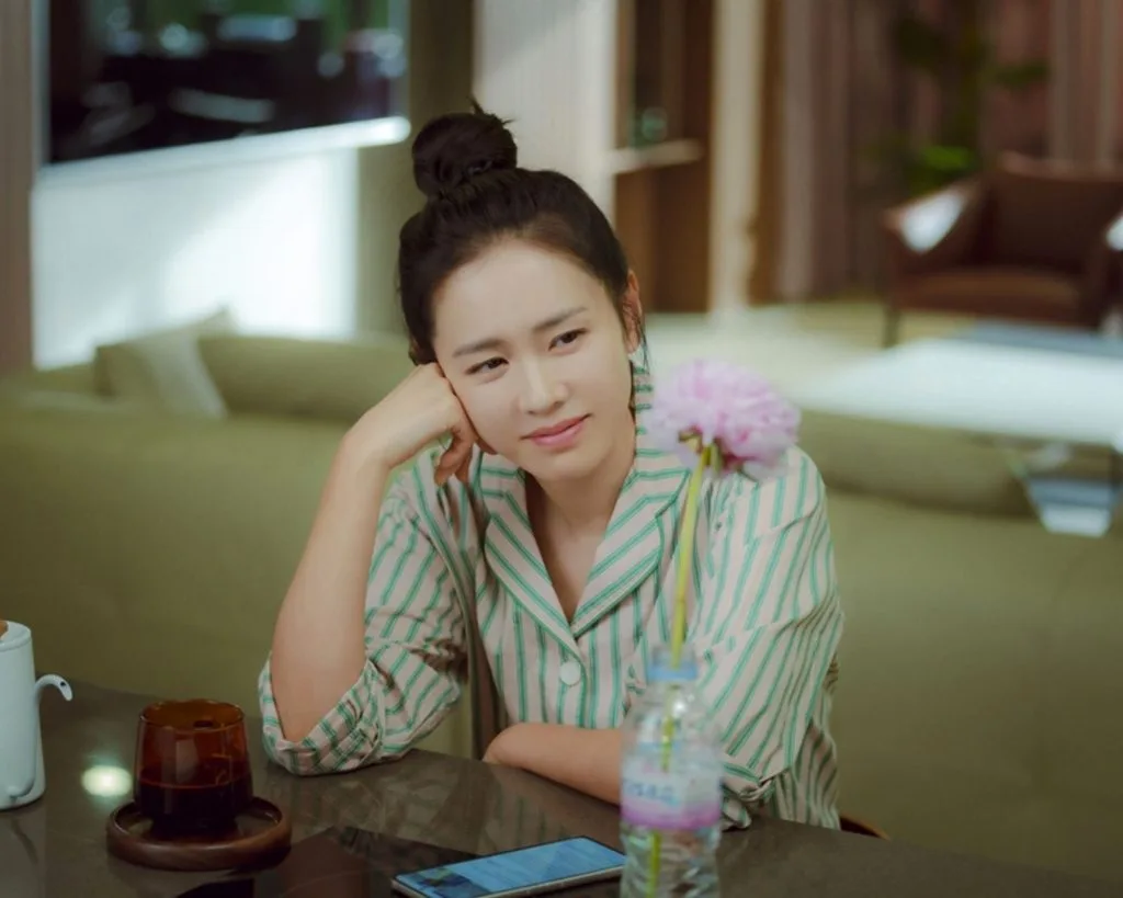 Chăm chỉ dưỡng da là bí quyết giúp nữ diễn viên giữ gìn nhan sắc.