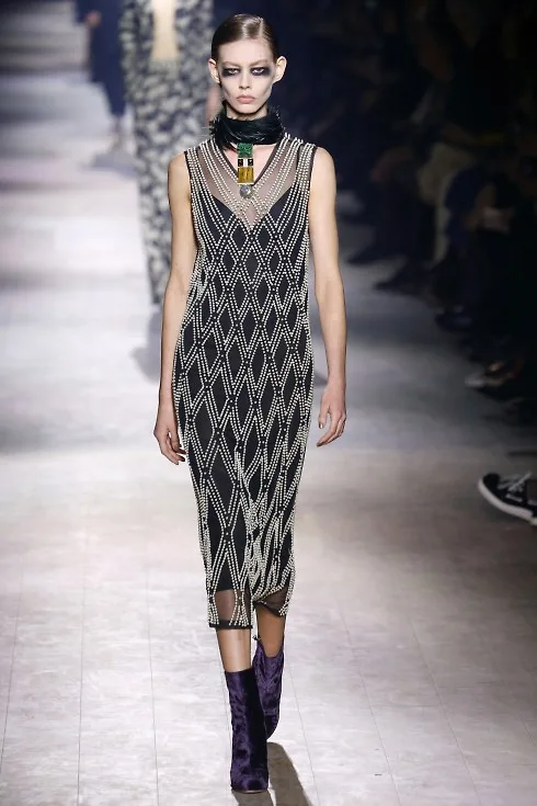 Chiếc váy được làm từ ngọc trai và pha lê mang xu hướng thời trang cuối thập niên 20 từ Dries Van Noten