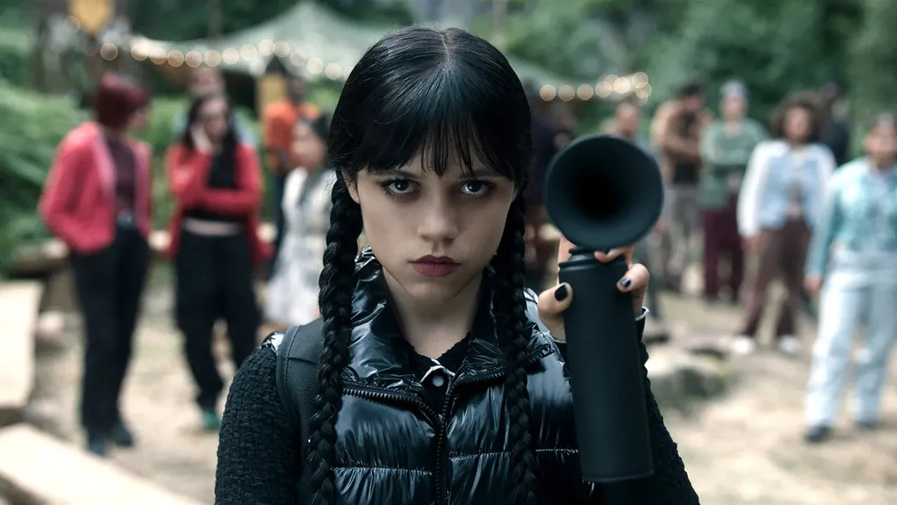 Jenna Ortega thắt bính 2 bên trong phim Wednesday