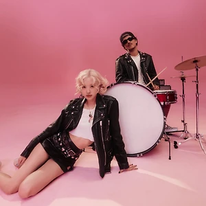 Thời trang của cặp đôi “mê Rock” Rosé (BLACKPINK) và Bruno Mars trong “APT.”