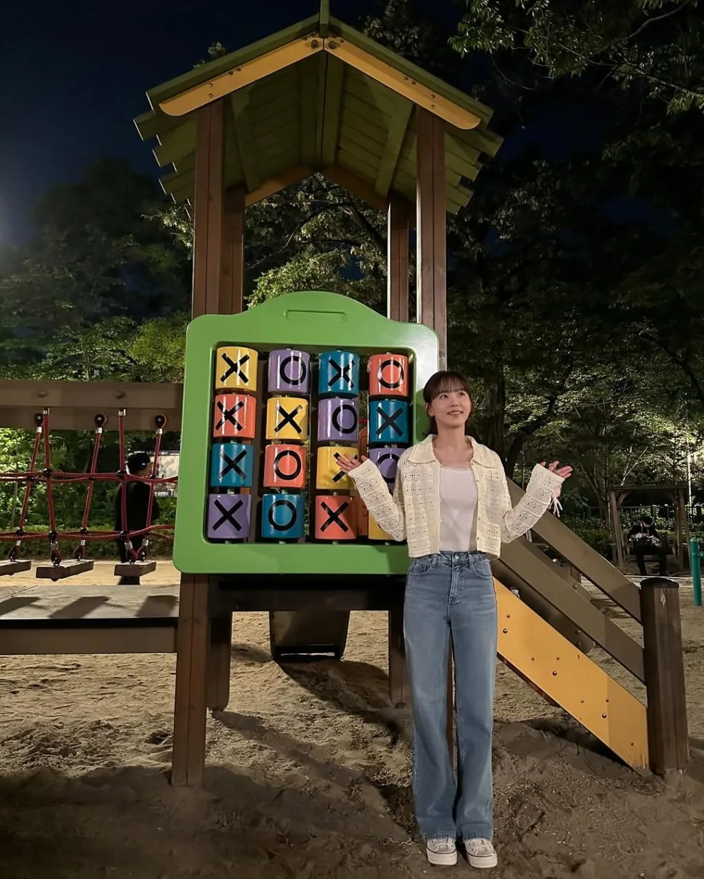 Kang Han Na diện quần denim với áo sơ mi
