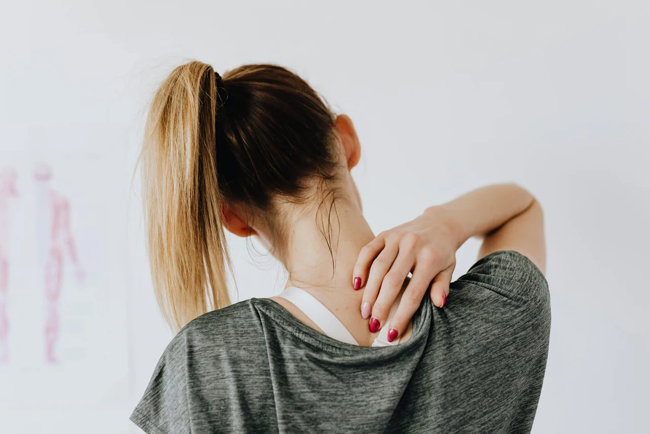 cô gái đau vai khi thiếu hụt vitamin D
