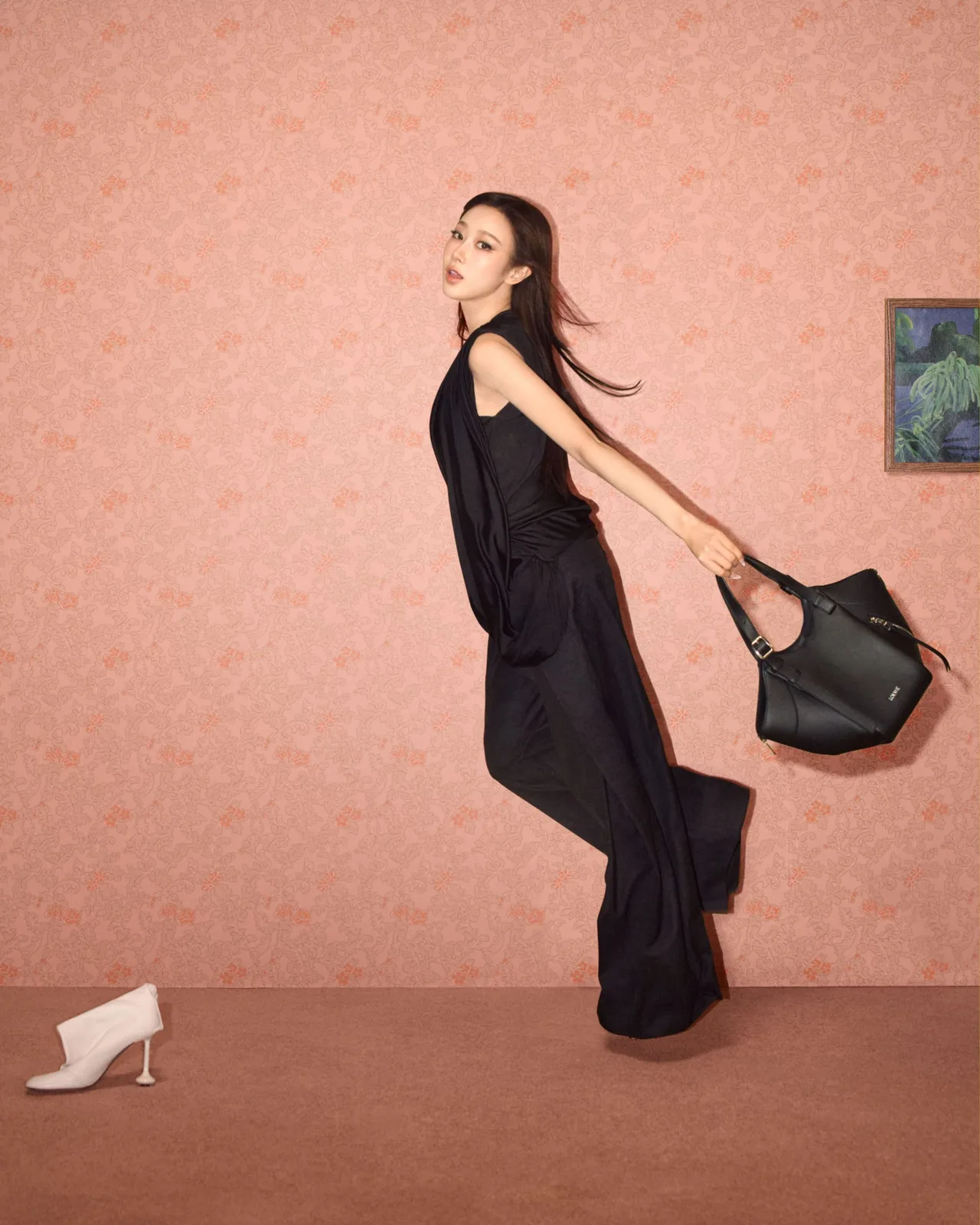 bản phối đen Đại sứ GISELLE (aespa) trong chiến dịch LOEWE
