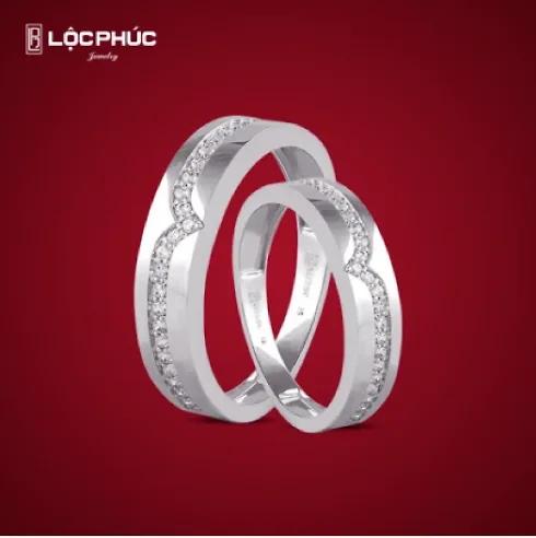 Đẳng cấp và phá cách- Nhẫn cưới Close to you nổi bậc với hoạ tiết tinh xảo cầu kì, là lựa chọn hoàn mỹ cho sự gắn kế vĩnh cữu giữa cô dâu chú rể trong ngày trọng đại