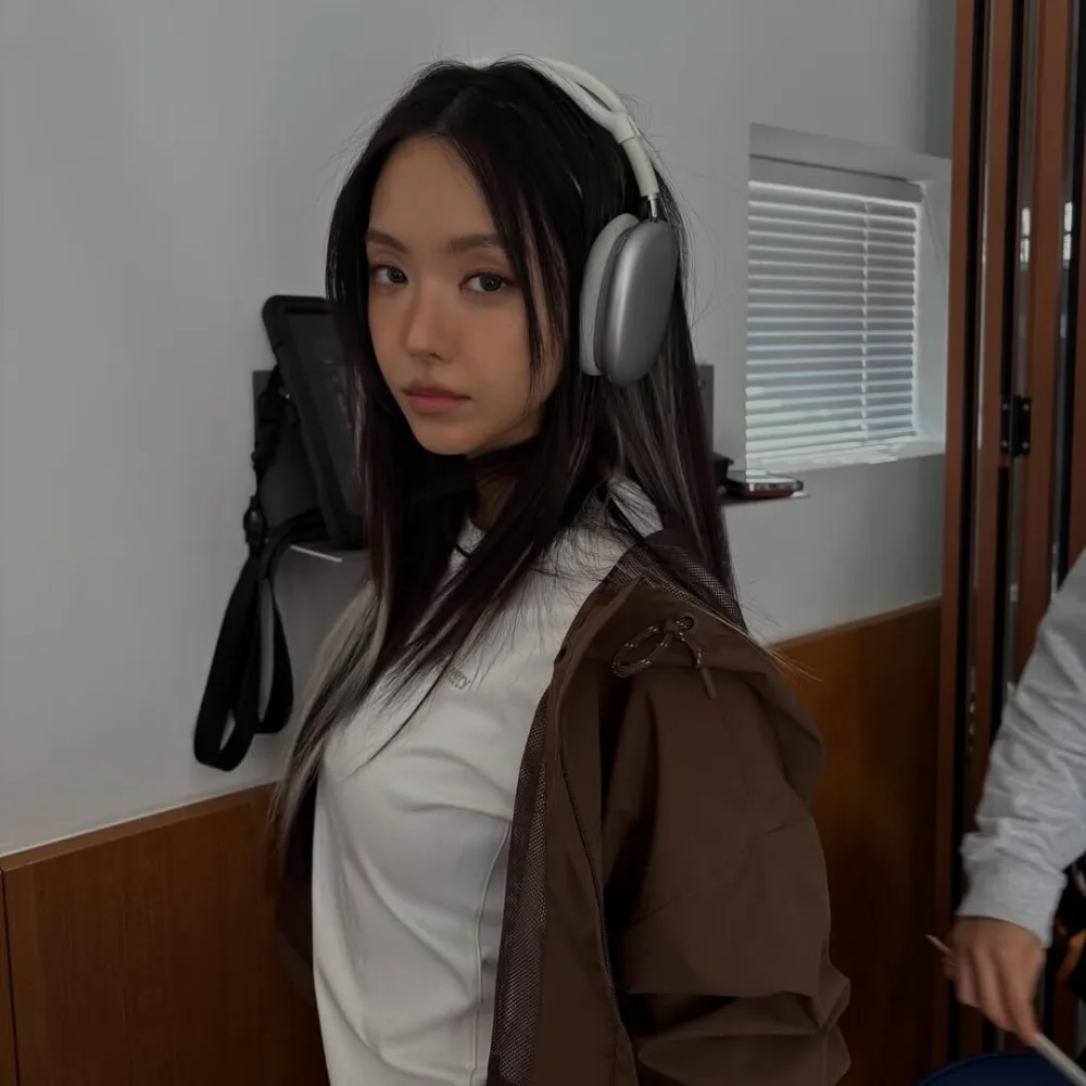 Son Na Eun đeo tai nghe