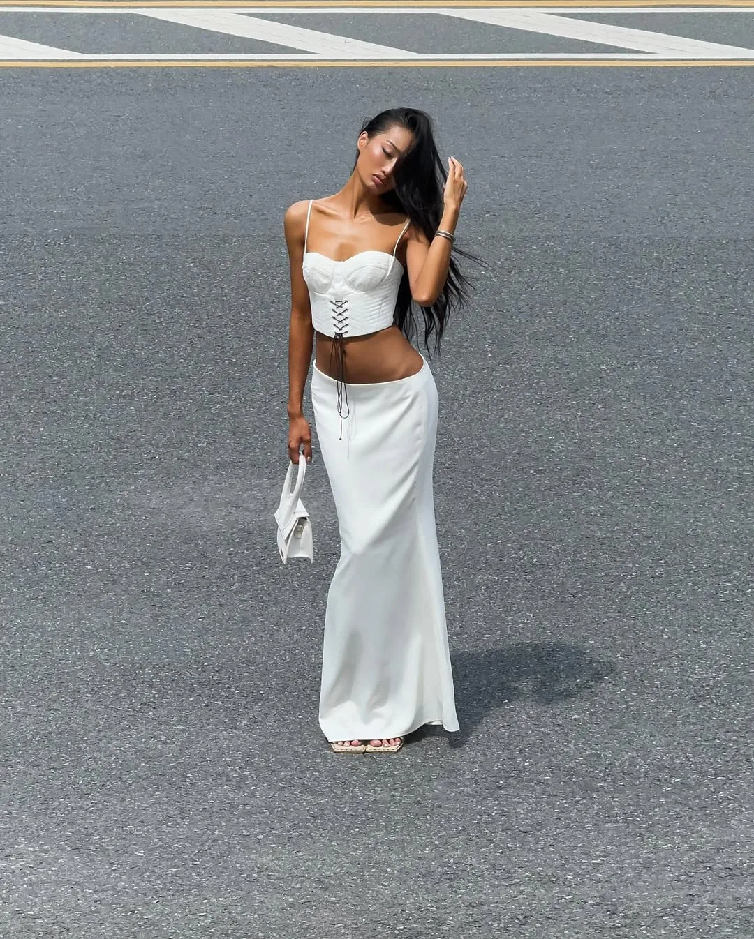 thiết kế corset phối cùng chân váy midi