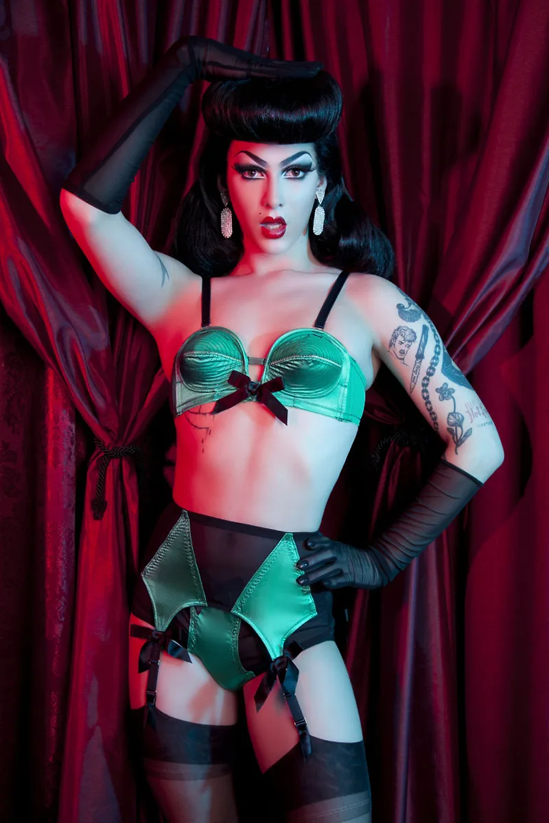 Violet Chachki - Nguời mẫu "drag queen" đầu tiên xuất hiện trong quảng cáo của một thương hiệu đồ lót Violet Chachki - Nguời mẫu "drag queen" đầu tiên xuất hiện trong quảng cáo của một thương hiệu đồ lót