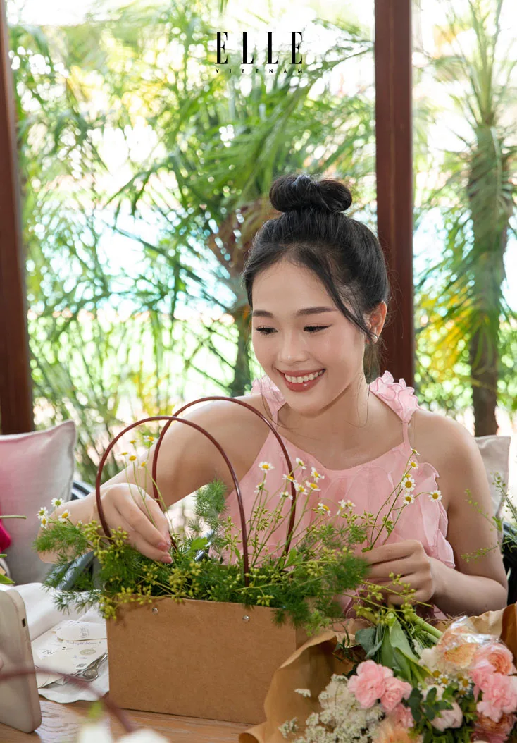 Khách mời tham gia hoạt động cắm hoa. Khách mời tham gia hoạt động cắm hoa.