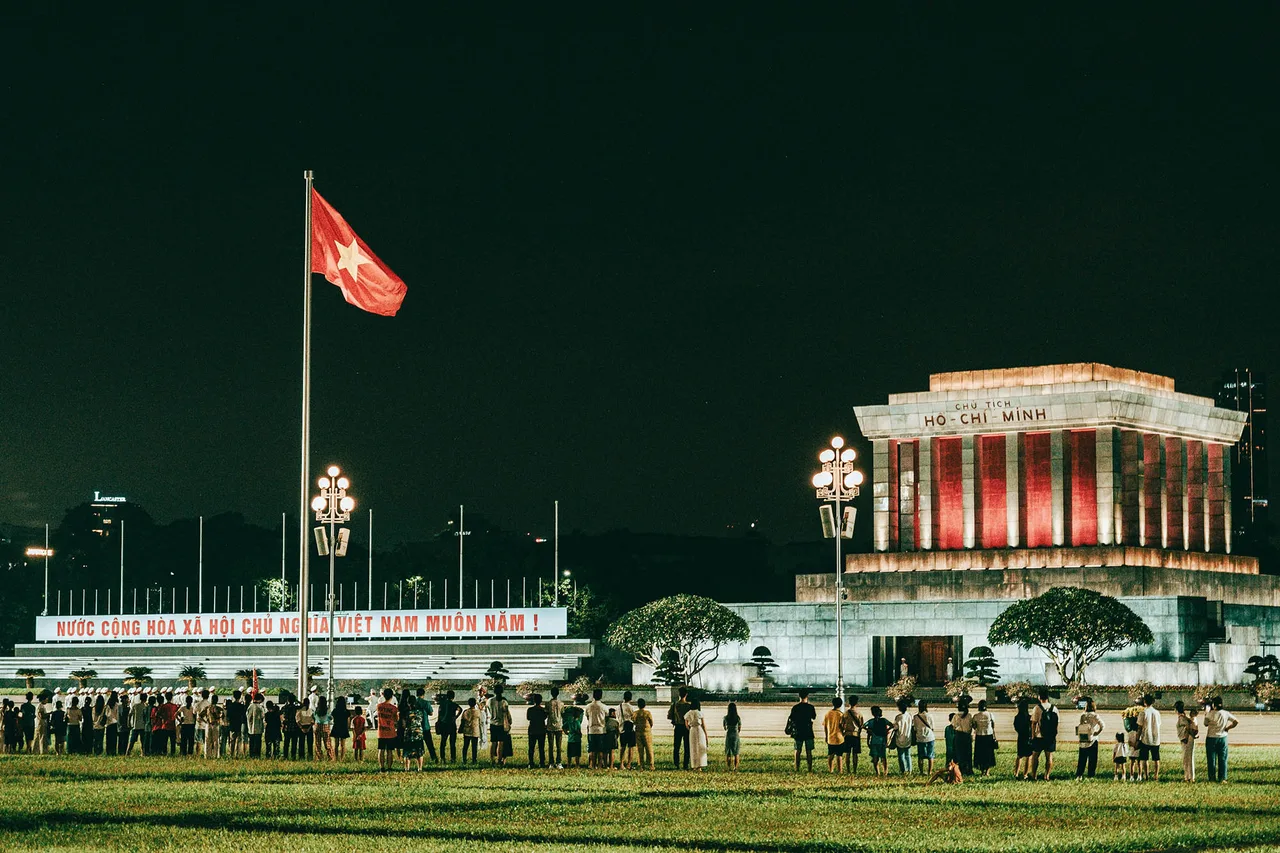 lễ hạ cờ ở quảng trường ba đình