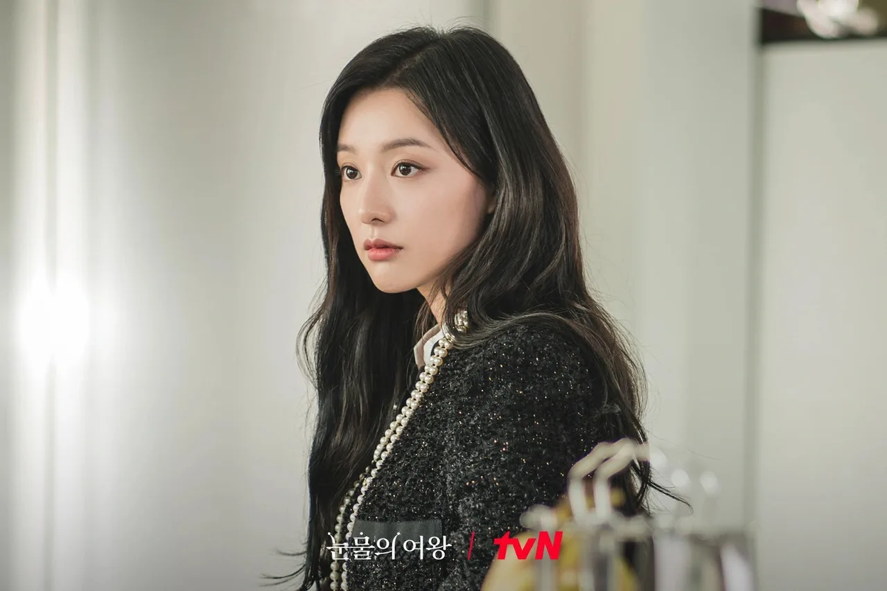 Kim Ji Won “lăng xê” những gam màu trầm trong PHIM HÀN "Queen Of Tears"