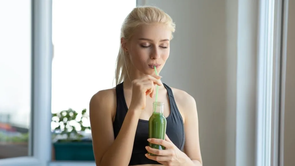 Rau má: Công dụng tuyệt vời & những công thức pha chế đơn giản mà ngon. cô gái đang uống nước
