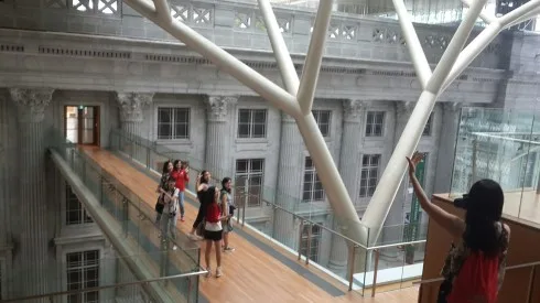 Cây cầu nối hai công trình kiến trúc là hai tòa nhà cổ City Hall và Supreme Court