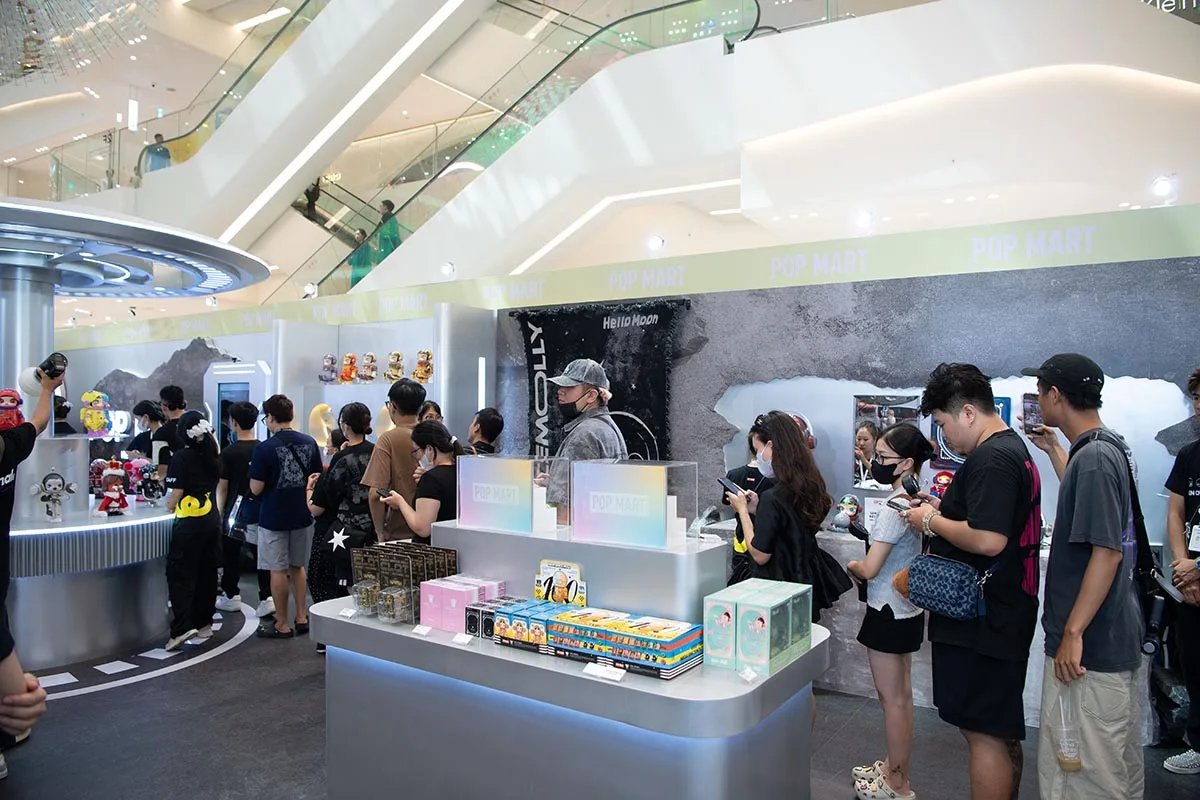 Đông đảo khách tham dự và mua sắm tại sự kiện MEGA của POP MART