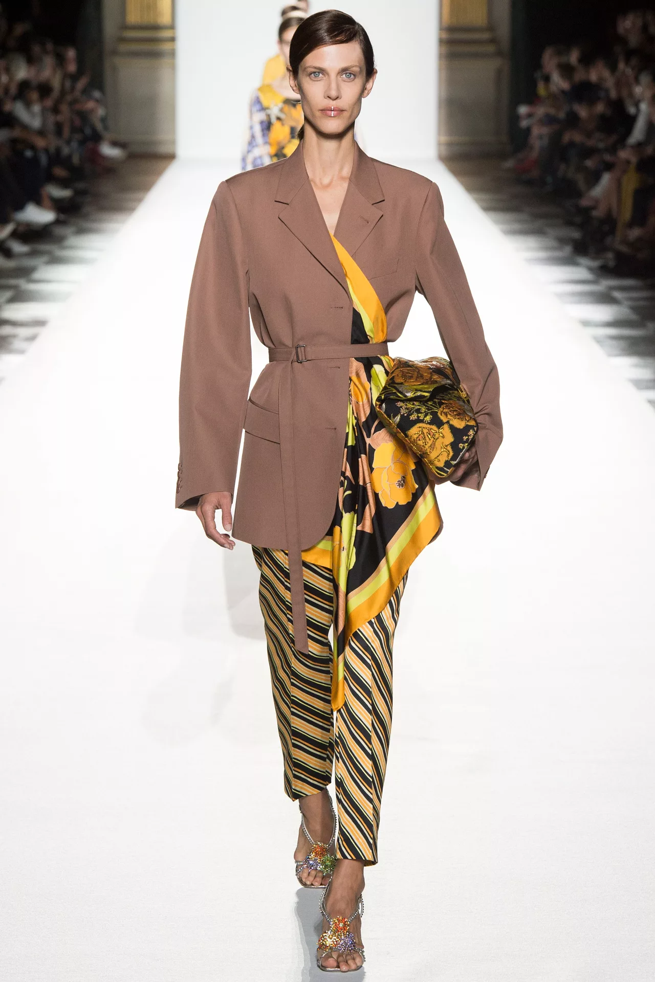 Paris Fashion Week: Muôn màu tích cực trong bst Xuân 2018 của Dries Van Noten