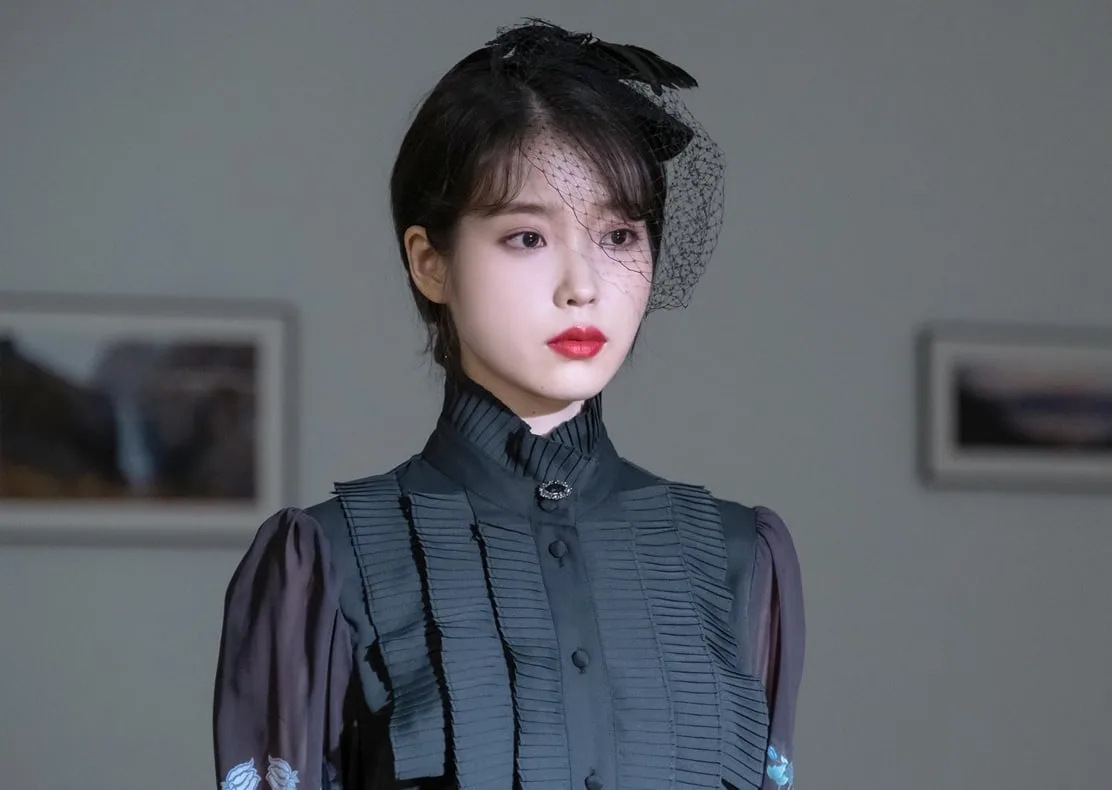 iu hotel del luna mũ voan đầm đen phong cách thời trang