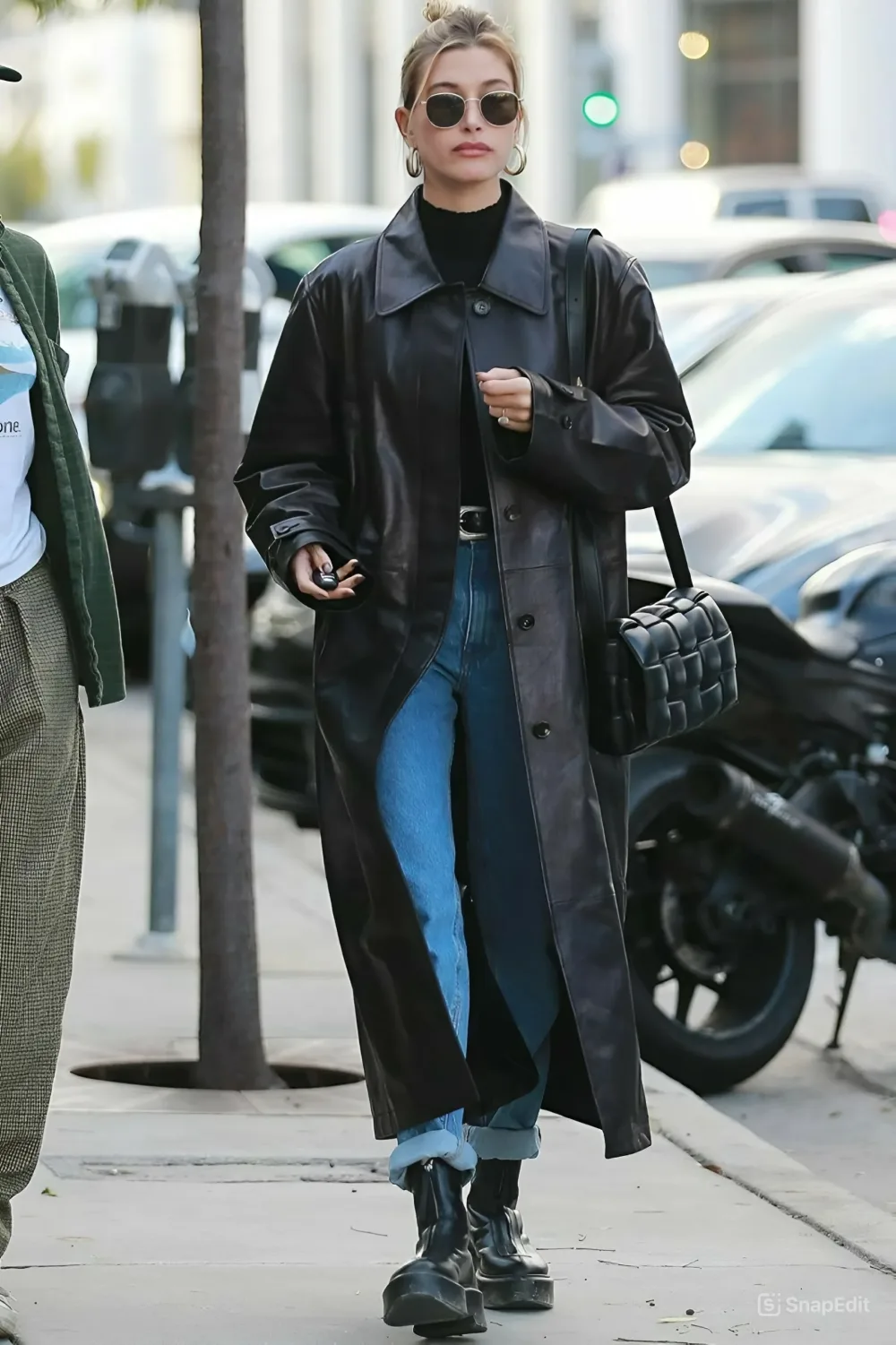 hailey bieber diện chelsea boots