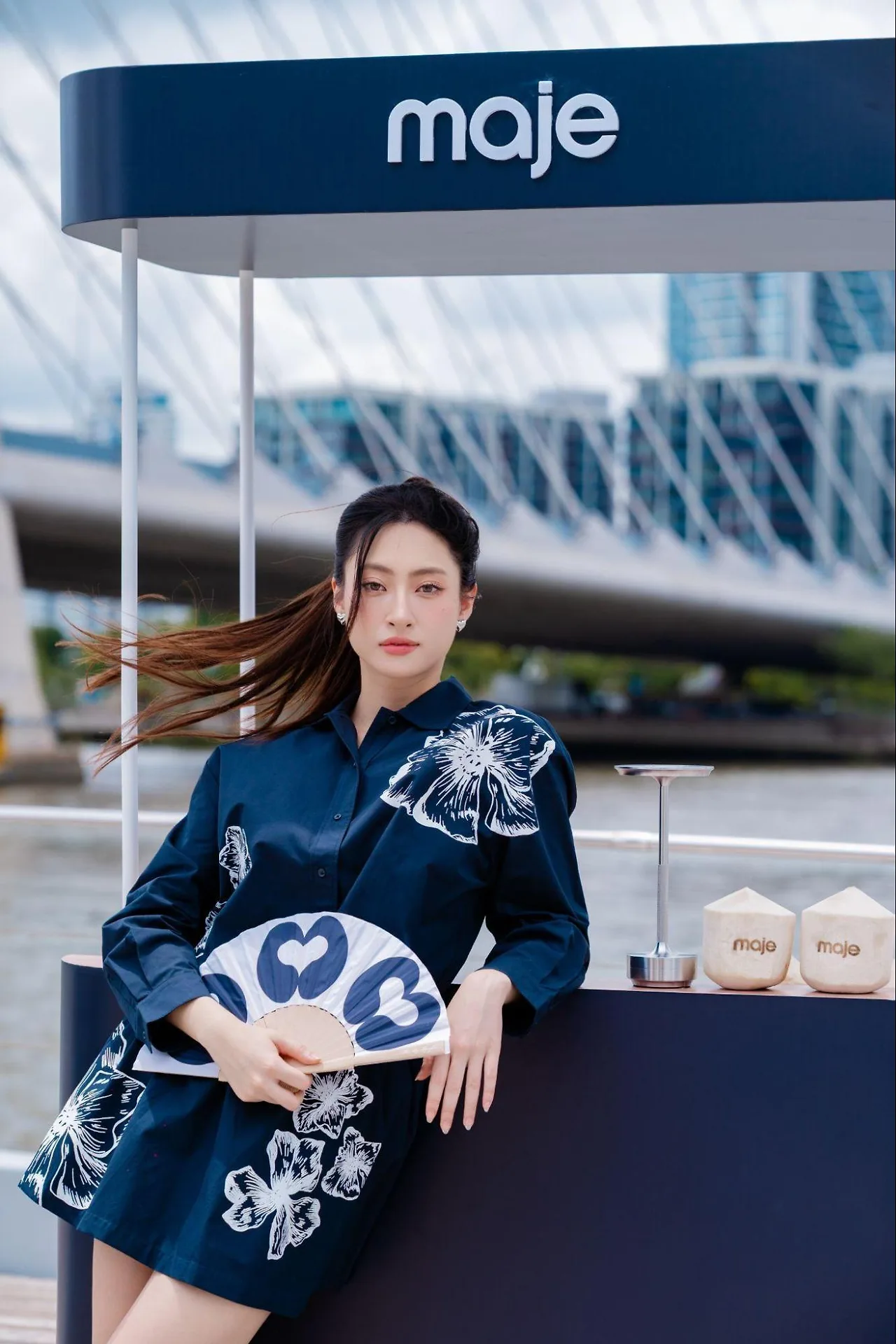 Lương Thùy Linh diện một set đồ “ton-sur-ton” với những họa tiết hoa màu trắng trên nền xanh navy đậm thể hiện được tinh thần viễn du của bộ sưu tập lần này.