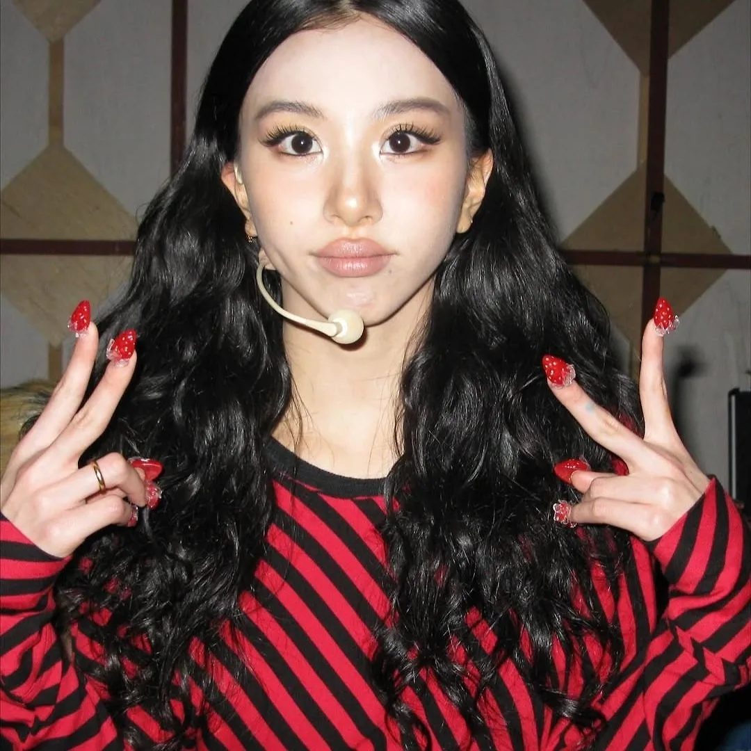 Chaeyoung (TWICE) với nail Hàn hình quả dâu