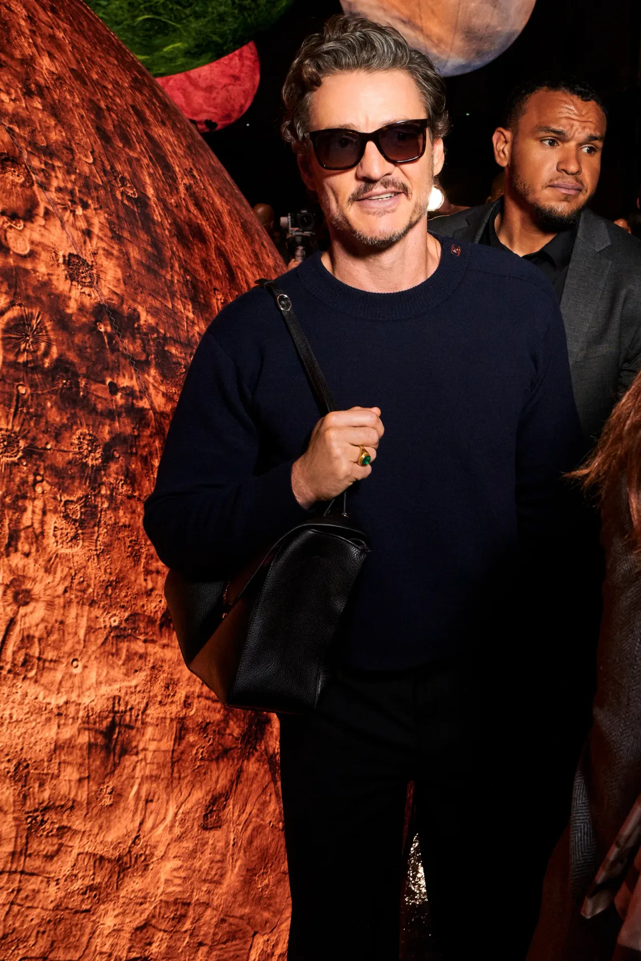 Pedro Pascal mang túi Chanel Flap Bag