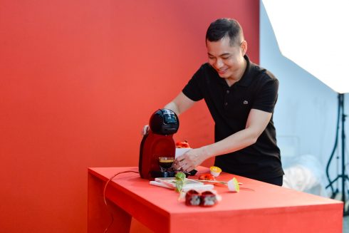 Anh cẩn thận sắp xếp các vật dụng, đạo cụ trước khi bấm má