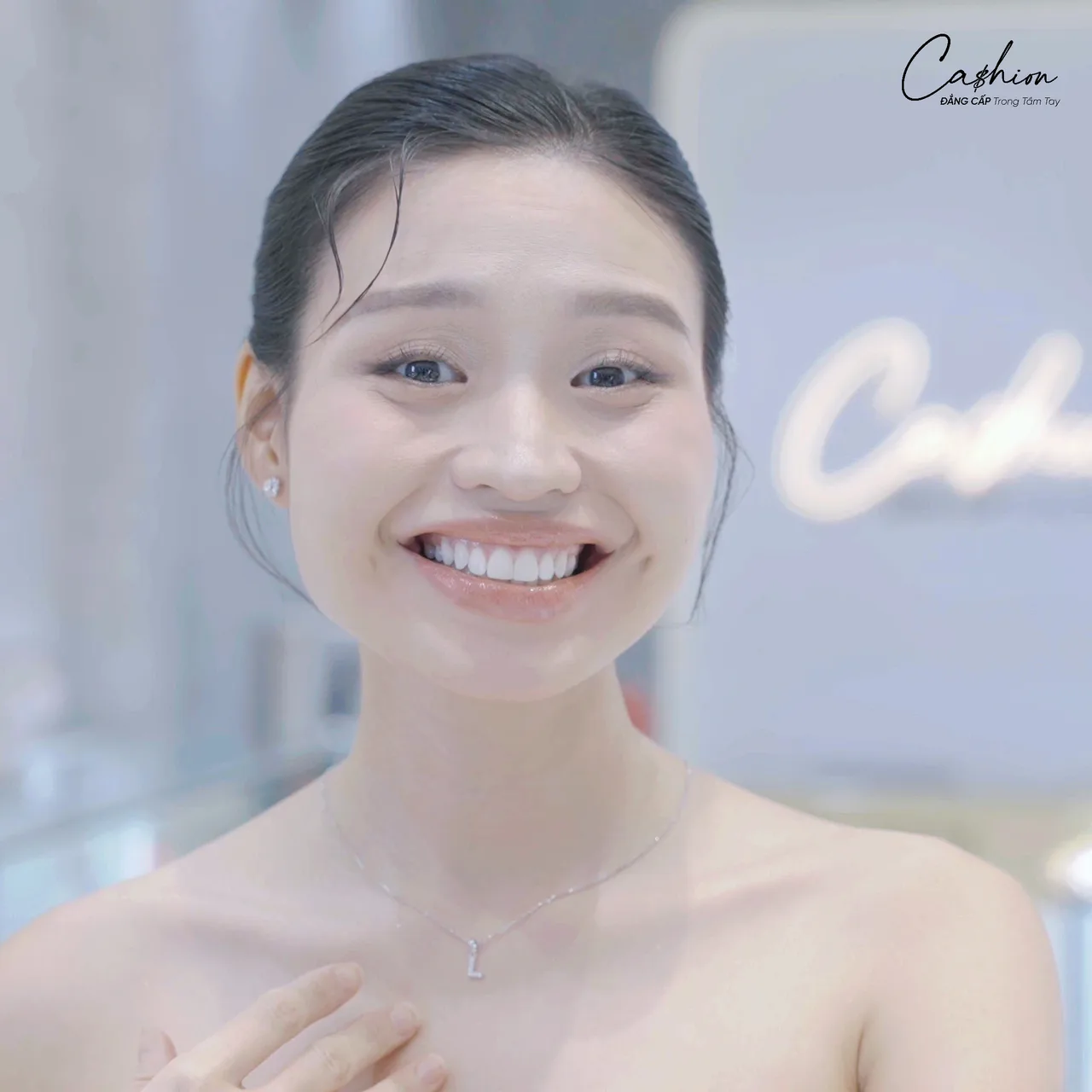 Nhân vật An Tâm của Lê Lộc đã chọn một món quà ghi nhận mọi nỗ lực thầm lặng của cả một năm dài.