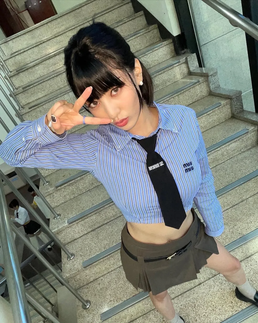 sơ mi croptop phối cà vạt cá tính