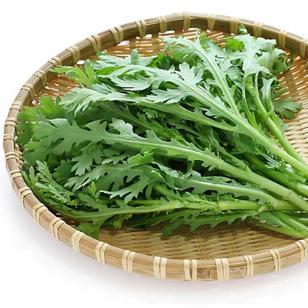 rau tần ô nằm trong khay