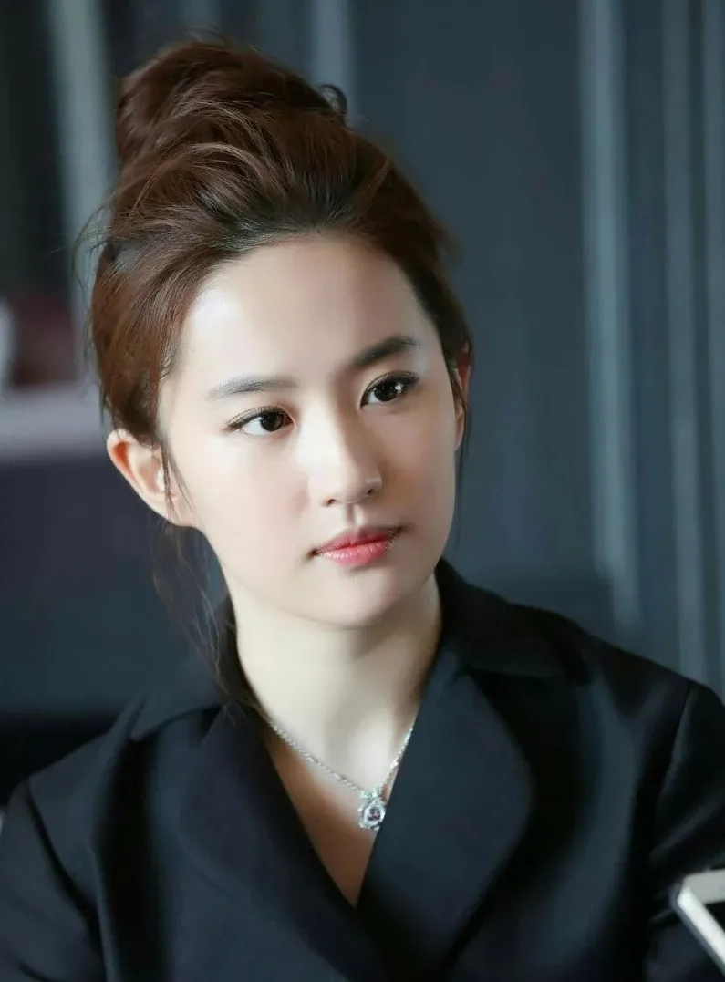 Lưu Diệc Phi trang điểm với màu son hồng