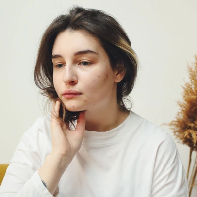 cô gái vuốt đuôi tóc