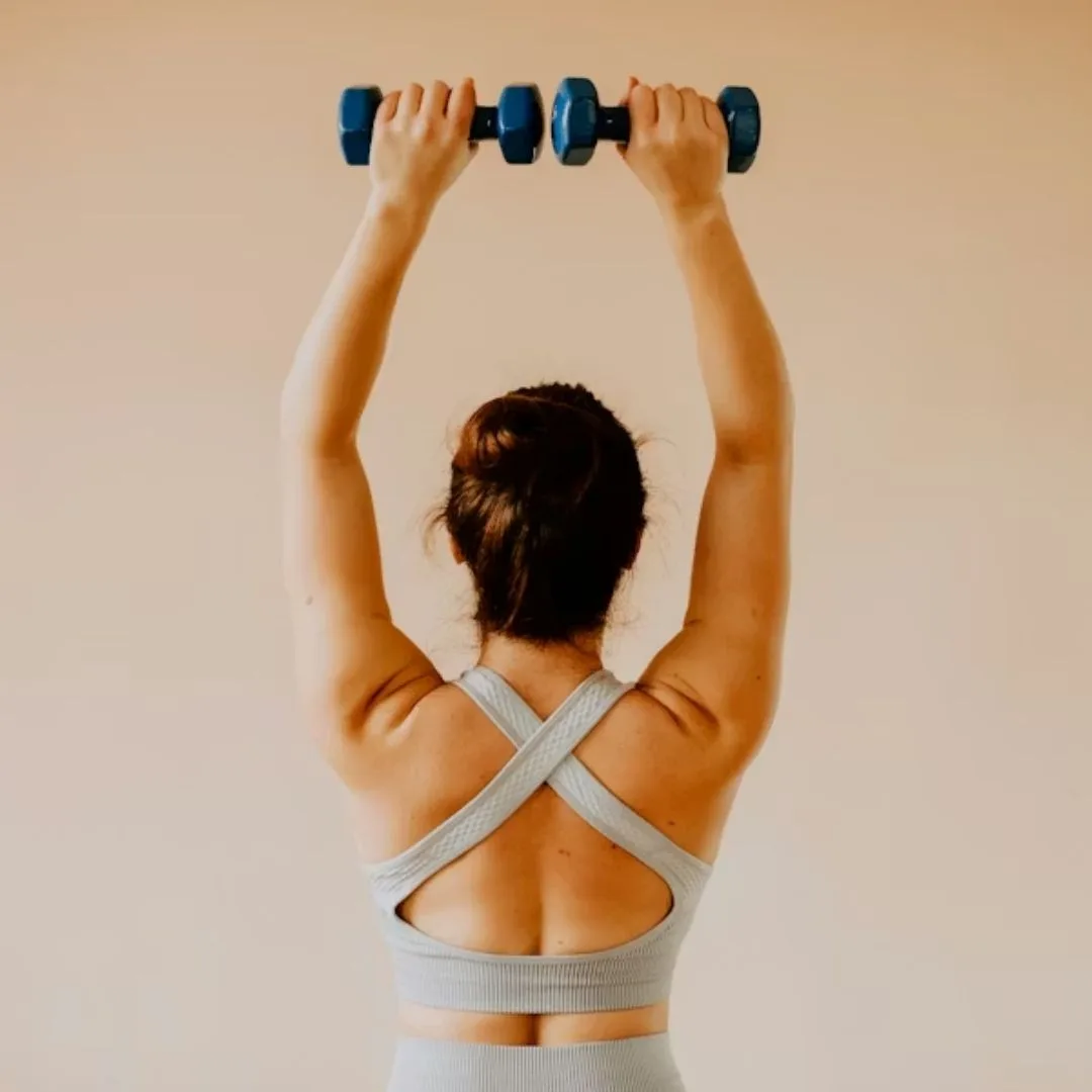 Bài tập nâng tạ qua đầu giúp săn chắc bắp tay