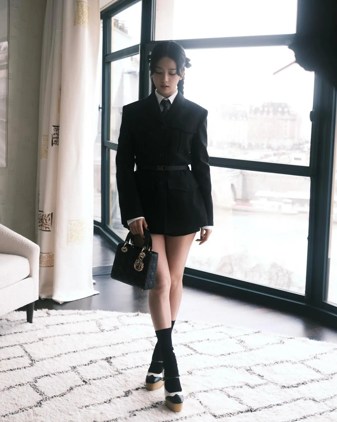 jisoo diện vest đen