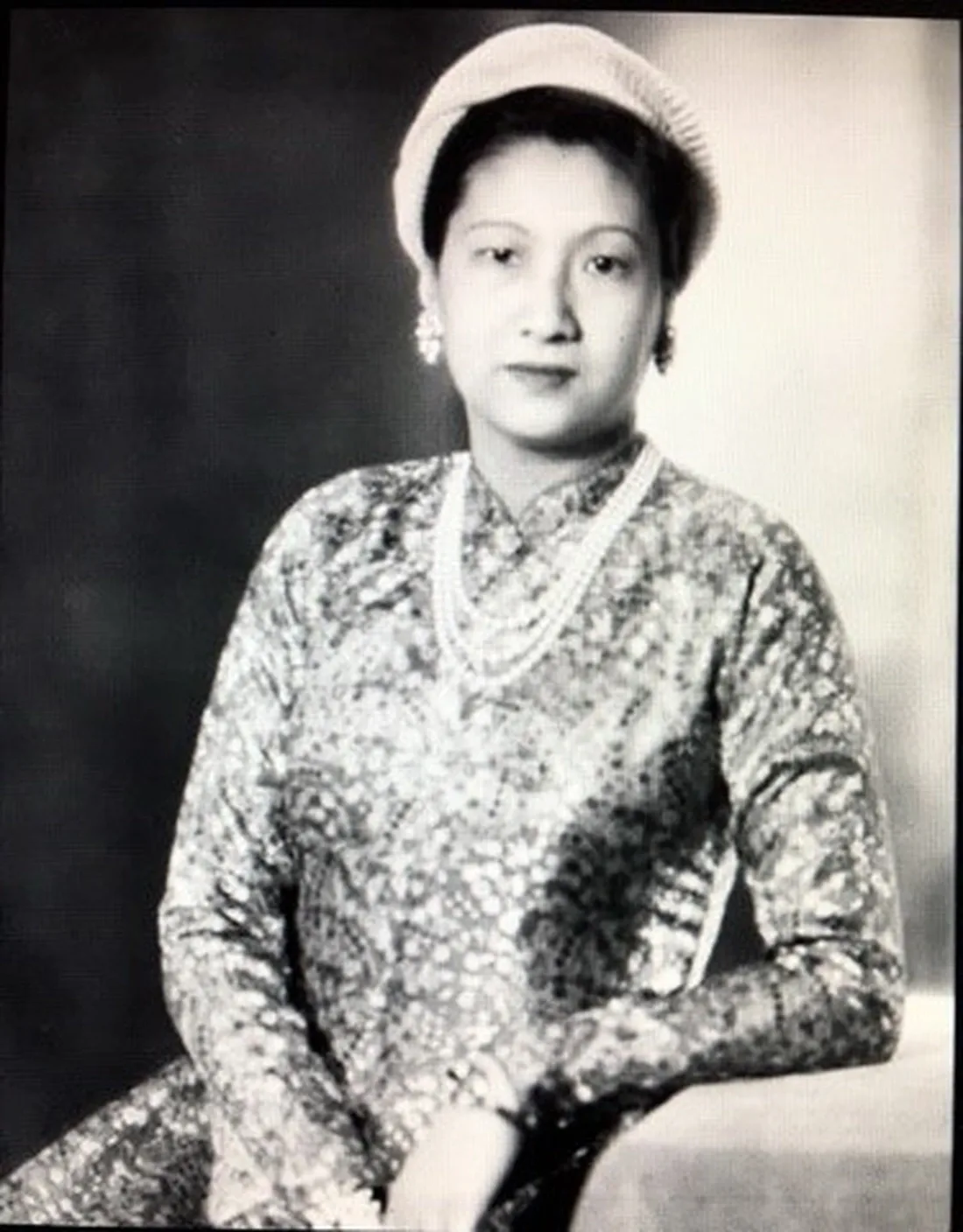 Hoàng hậu Nam Phương trong tà áo dài Le Mur