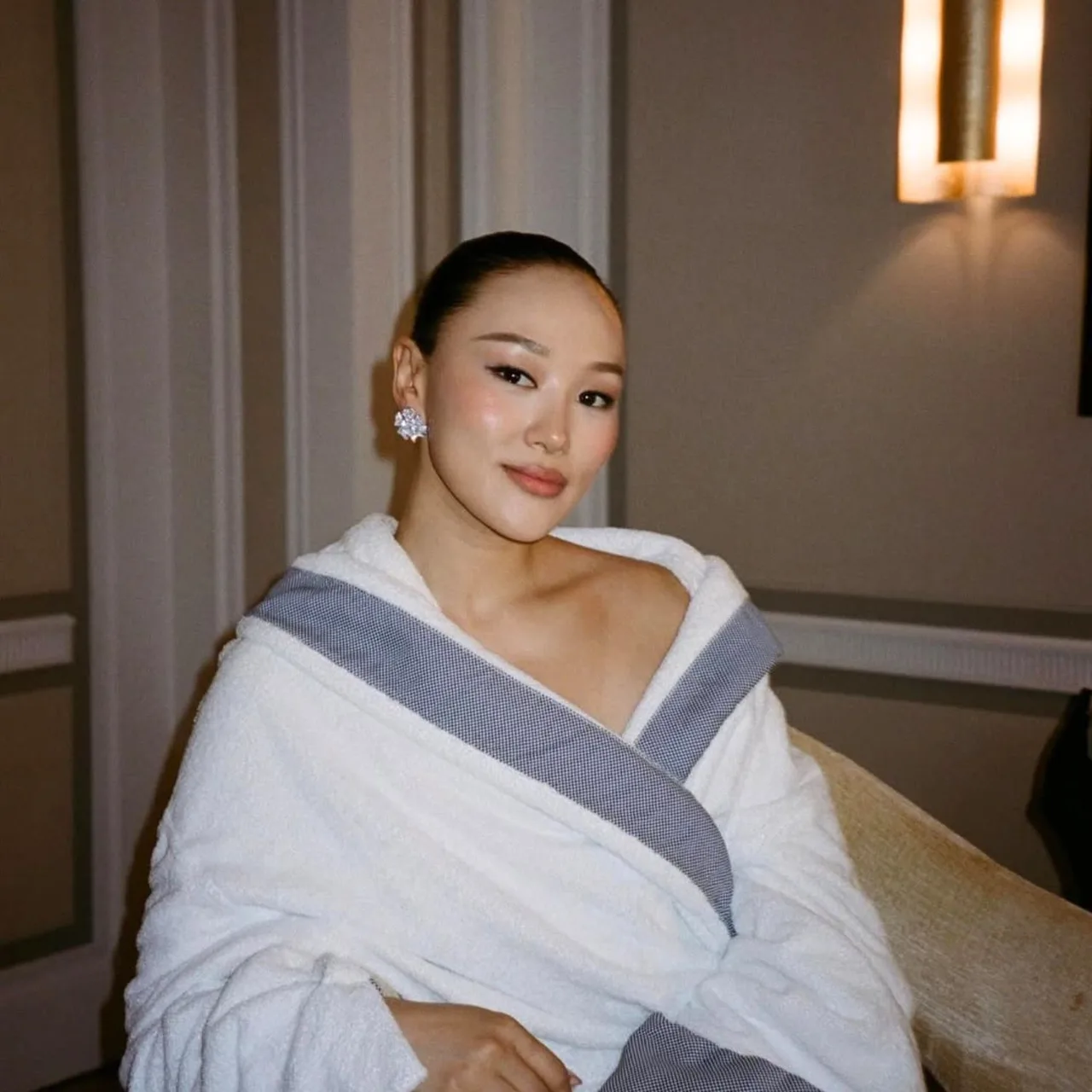Niềm yêu thích skincare của Yerin Ha bắt đầu từ những ký ức rất quen thuộc trong gia đình.