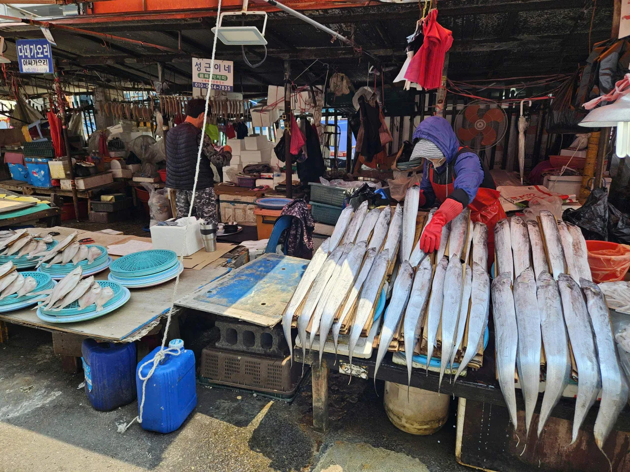 Thưởng thức hải sản tươi sống tại chợ Jagalchi - Busan.