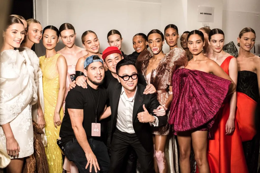 NTK Công Trí chụp hình cùng các thiên thần Victoria's Secret trong hậu trường New York Fashion Week