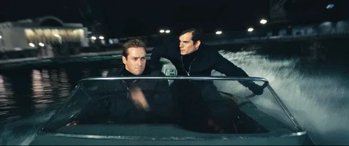 Hai điệp viên Napoleon Solo (do Henry Cavill thủ vai) và Illya Kuryakin (do Armie Hammer thủ vai) Hai điệp viên Napoleon Solo (do Henry Cavill thủ vai) và Illya Kuryakin (do Armie Hammer thủ vai)