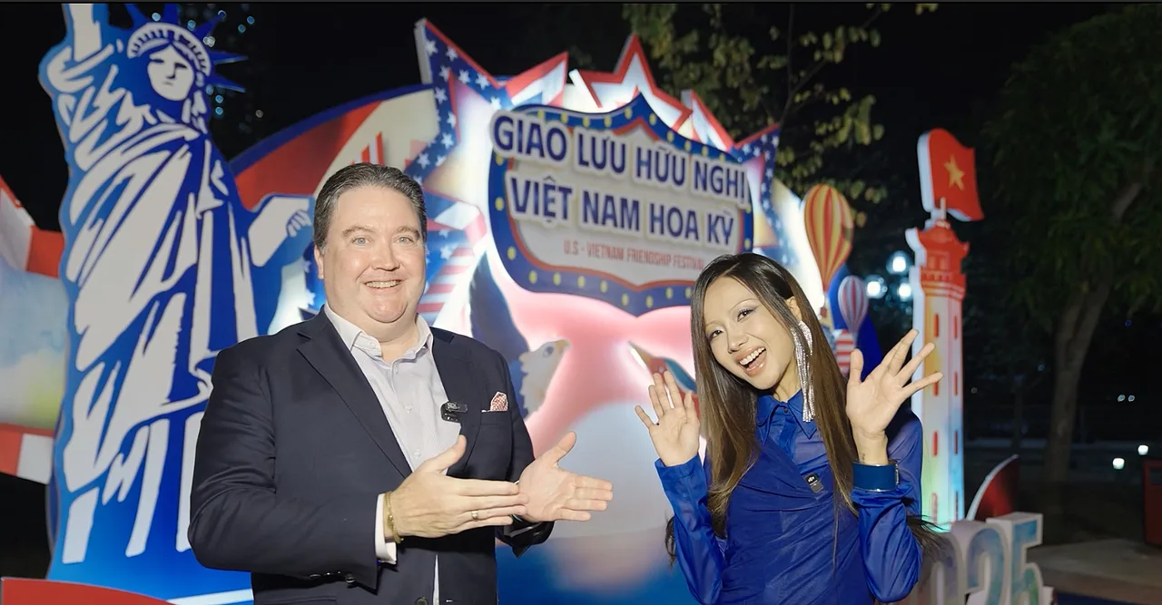 Đại sứ Marc E. Knapper và nữ rapper Suboi tại buổi giao lưu hữu nghị Việt Nam - Hoa Kỳ